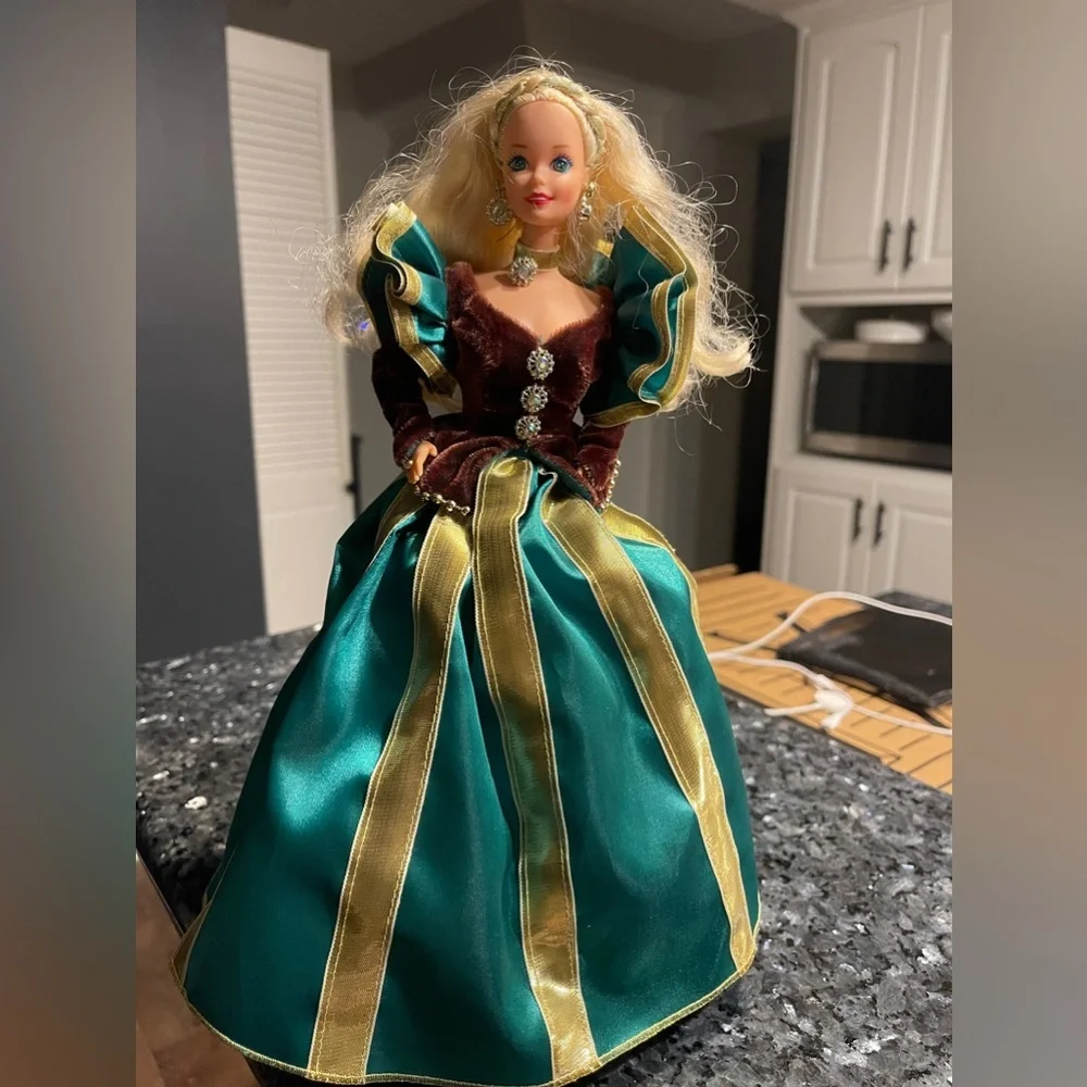 Barbies-Peppermint and Evergreen princess Barbies Dolls winter Collection 1994